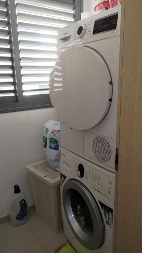 哈德拉Green Park的洗衣机的顶部设有镜子
