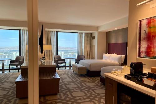 拉斯维加斯Elegant Stay at Resorts World Strip Las Vegas的酒店客房带一张床、一张桌子和椅子