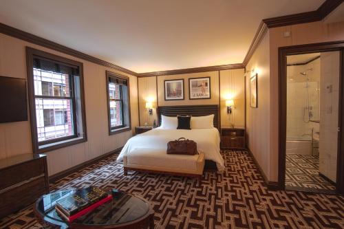 纽约Iroquois New York Times Square的酒店客房配有一张床和浴缸。