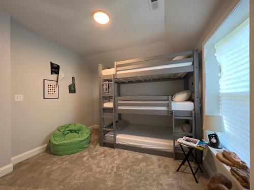 格林维尔5BR 4B Huge Space with 2 Level Game Barn的一间卧室配有双层床。
