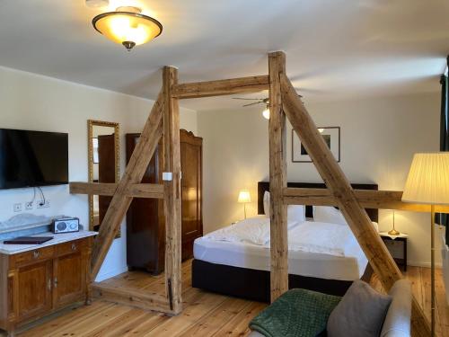 吕本瑙Zum alten Müller-Jäger的一间卧室配有双层床和电视