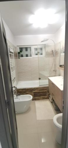 巴克乌Lion Crib的带浴缸、卫生间和盥洗盆的浴室