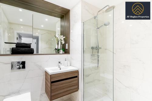 米尔顿凯恩斯Modern One Bedroom Apartment by AV Hughes Properties Short Lets & Serviced Accommodation Milton Keynes - For Couples & Leisure的一间带水槽和淋浴的浴室