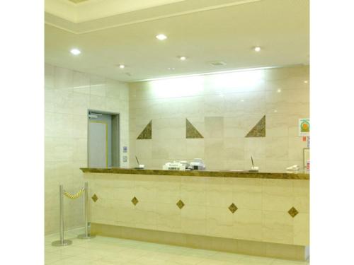 松本Hotel Montagne Matsumoto - Vacation STAY 73668v的一间带柜台和镜子的大浴室