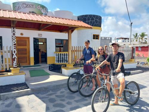 比亚米尔港La Casa de Joel的3人骑着自行车在餐厅前