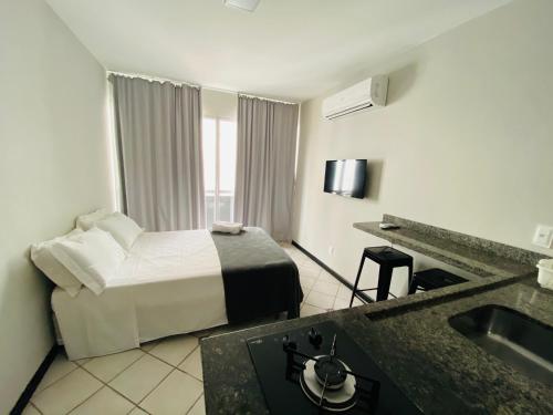 弗洛里亚诺波利斯Innbox - Canasvieiras 2的酒店客房设有床和水槽