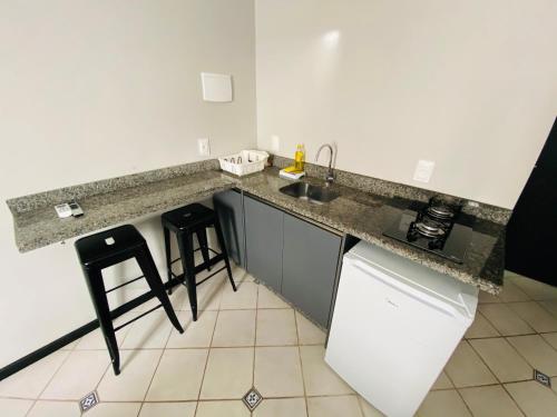 弗洛里亚诺波利斯Innbox - Canasvieiras 2的厨房配有柜台、水槽和洗碗机。