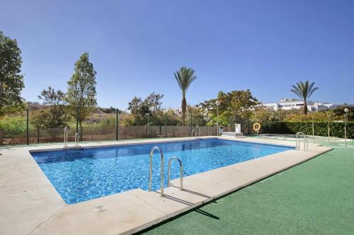 MALAGA CAMPUS APARTMENT Piscina y Parking incluido内部或周边的泳池