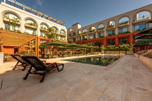 卡塔赫纳Osh Hotel Getsemani的大楼前设有游泳池的酒店
