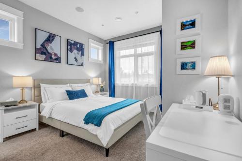 温哥华Vancouver West Cozy Retreat by Host Launch的一间卧室配有一张床、一张书桌和一个窗户。