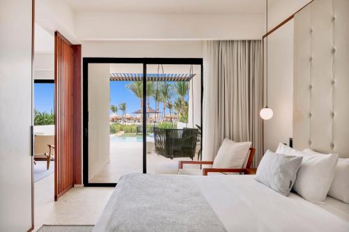 蓬塔卡纳Live Aqua Punta Cana - All Inclusive - Adults Only的一间卧室配有一张床,享有游泳池的景色