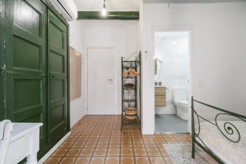 PieraLa Casa Vella EL BEDORC的浴室设有绿色门和卫生间。