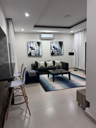 卢萨卡Kaya Apartments 2的客厅配有沙发和桌子
