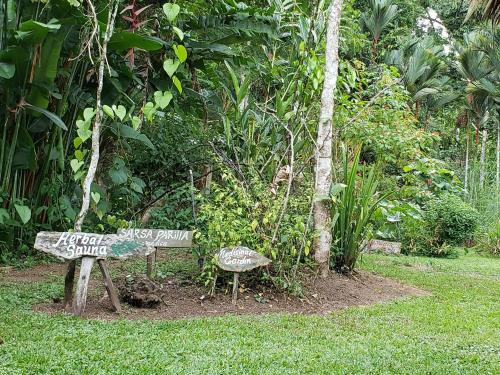 卡维塔Wildlife Lodge Cahuita的坐在长凳旁边的草上的一个标志