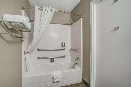 哥伦布Motel 6 Columbus OH - OSU North的带浴缸和淋浴帘的浴室