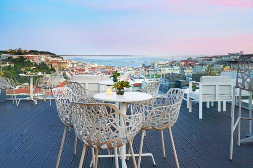 里斯本里斯本自由大道NH集团酒店的设有带桌椅的市景阳台。
