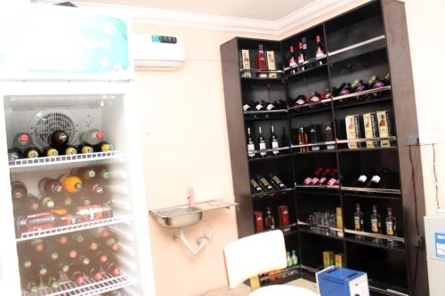 拉各斯Gregory University Guest House的装满大量葡萄酒的冰箱