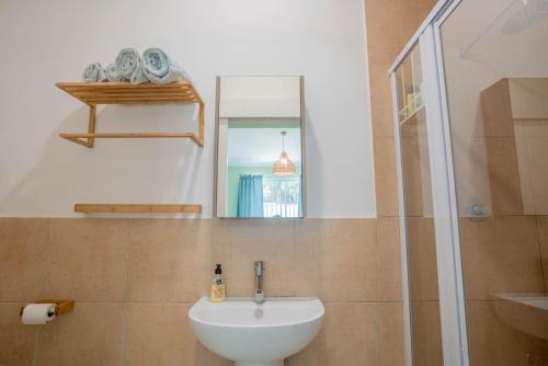 开普敦The Avenue House的浴室配有白色水槽和淋浴。