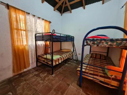 JuayúaCasa de campo amplia y tranquila的客房设有两张双层床和一扇窗户。