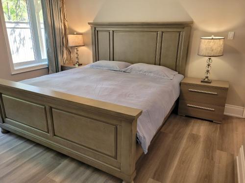 奥罗拉Jackzhang的卧室内的一张带木制床头板的大床