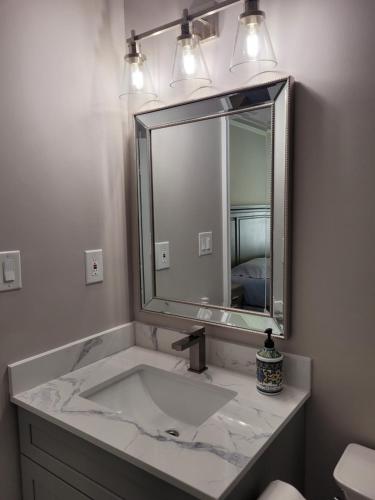 奥罗拉Jackzhang的一间带水槽和大镜子的浴室