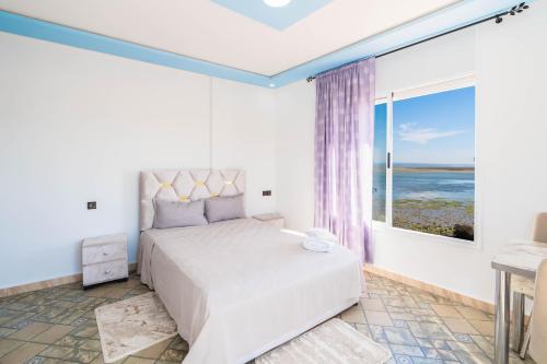 穆莱布索勒姆Lacasa latifa的一间卧室设有一张床和一个大窗户