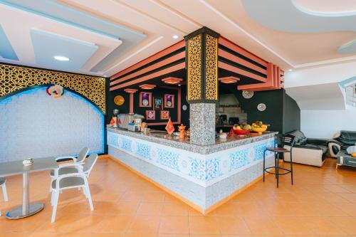 穆莱布索勒姆Lacasa latifa的餐厅设有桌子和椅子