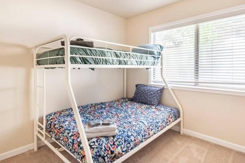 墨菲斯Murphys Wine Country Getaway的一间卧室配有两张双层床。
