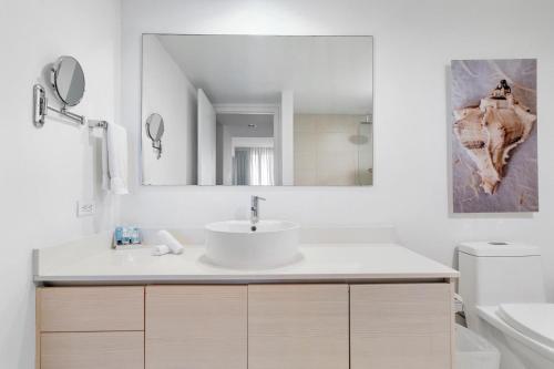 好莱坞Panoramic views 1 bed Beach Walk 27th Miami的白色的浴室设有水槽和镜子