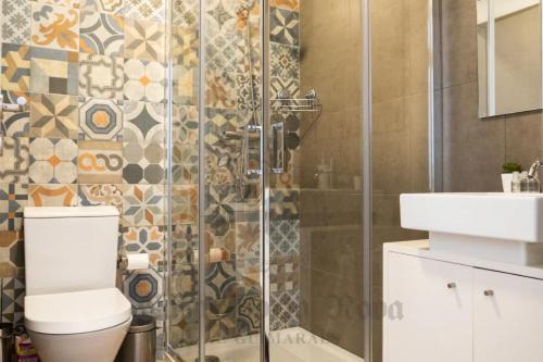 吉马良斯Casa Porta Nova AL的带淋浴、卫生间和盥洗盆的浴室