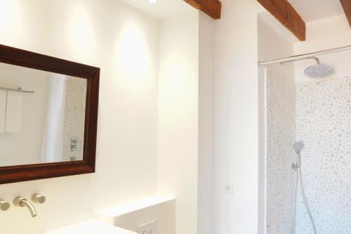 班亚布法Hotel D' Interior Can Colom的一间带镜子和淋浴的浴室