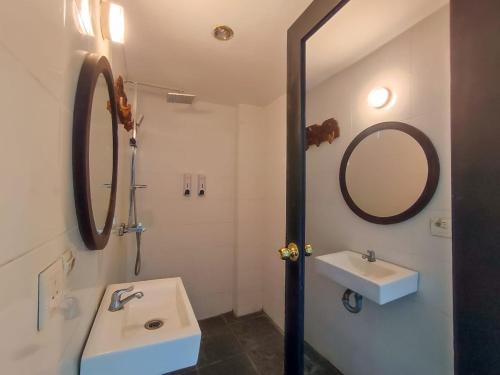 圣吉吉Taman Unique Hotel的一间带水槽和镜子的浴室