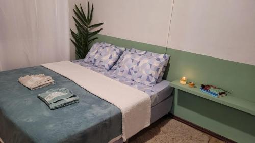 格拉玛多Casinha de Gramado的一间卧室配有一张紫色和绿色墙壁的床