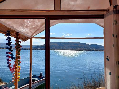 普诺Uros Titicaca coila lodge的从船上的窗户欣赏湖景