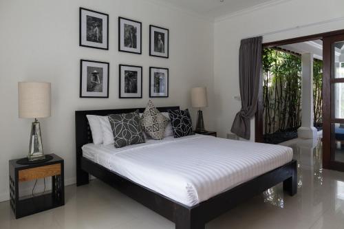 坎古Villa Cantik的一间卧室配有一张带黑白枕头的床