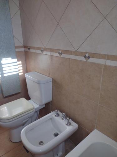 BarraqueroCasa Obrien的一间带卫生间和水槽的浴室