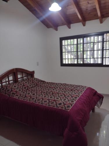 BarraqueroCasa Obrien的窗户客房内的一张大床