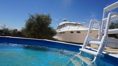 马德里cuchi-barco的停泊在游泳池旁的带椅子的船只