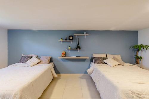 圣何塞德尔卡沃Casa Sol Descanso y Diversion的蓝色墙壁客房的两张床