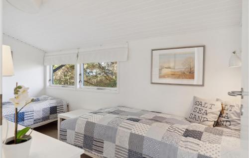 伊斯科博约格5 Bedroom Beautiful Home In Eskebjerg的白色卧室配有床和桌子