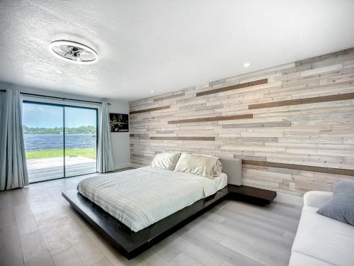 杰克逊维尔Trout River Oasis的一间卧室设有木墙和一张床