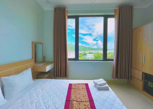 永熙Chau Gia Hotel的一间卧室设有一张大床和大窗户