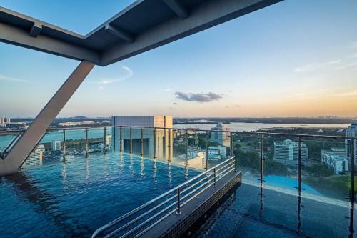 新山Holiday Inn Johor Bahru City Centre, an IHG Hotel的从带游泳池的大楼顶层欣赏美景