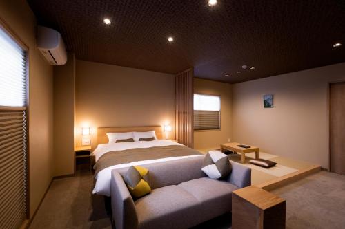 京都Rinn Kitagomon的一间卧室配有一张床和一张沙发