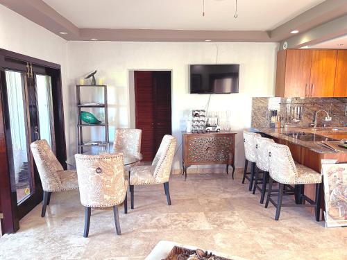 里奥格兰德Come, Enjoy & Relax at Rio Mar Cluster II, Rio Grande, PR的厨房配有桌椅和柜台。