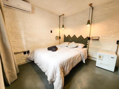 蒙得维的亚MedioMundo Hostel的卧室配有一张白色大床