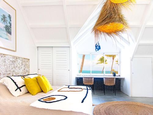 圣马丁岛Studio CASA SUN的一间卧室设有一张床,享有海景