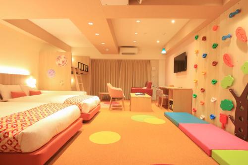 京都RESI STAY Nishijin的儿童卧室配有两张床和一张书桌