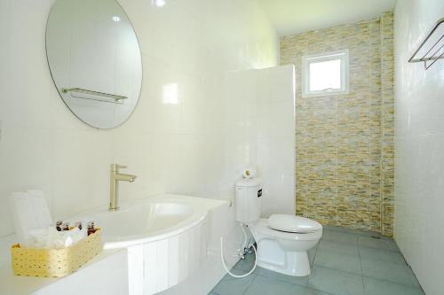 迈考海滩迈豪海滩酒店的一间带水槽、卫生间和镜子的浴室