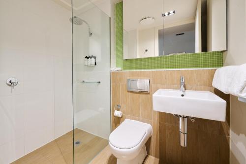 堪培拉甘加林 公寓的浴室配有卫生间、盥洗盆和淋浴。